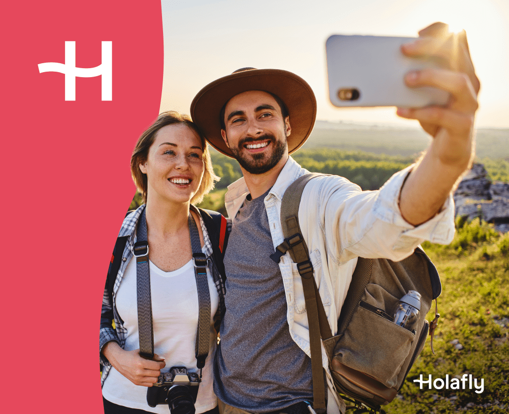 pareja haciéndose un selfi con un móvil