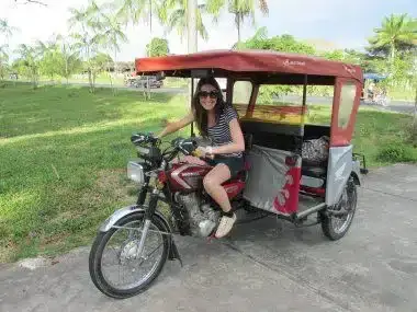 Esther con motocicleta
