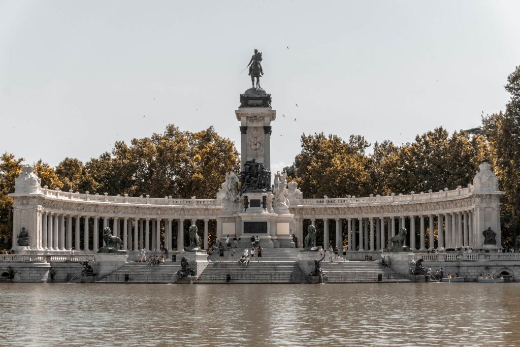 El-lago-con-escalinata-al-fondo-en-el-Retiro-de-Madrid
