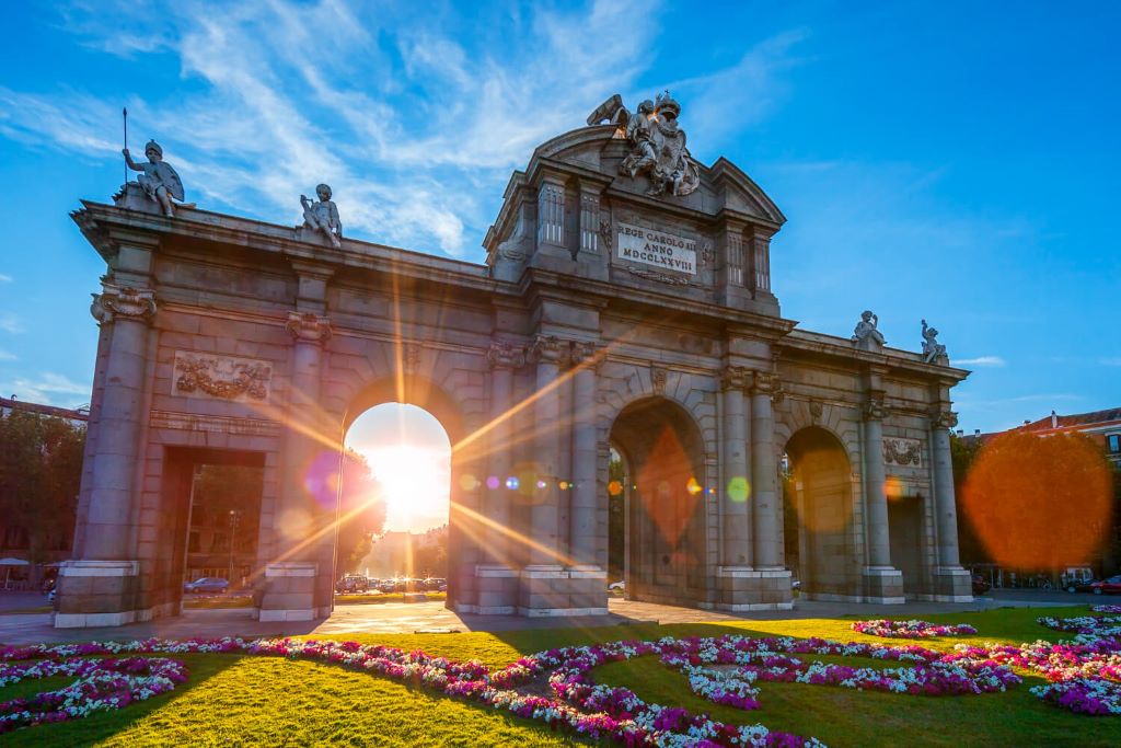 puerta-Alcalá-ubicada-Madrid-España