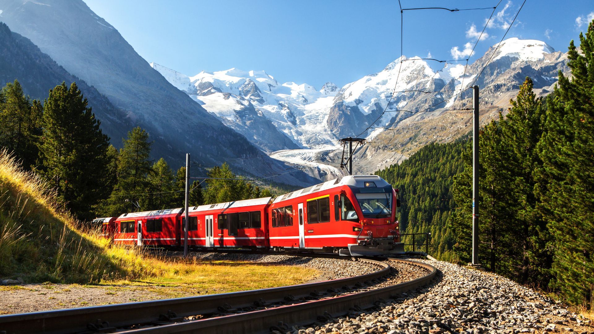 Tren atravesando un paisaje de montaña en Suiza