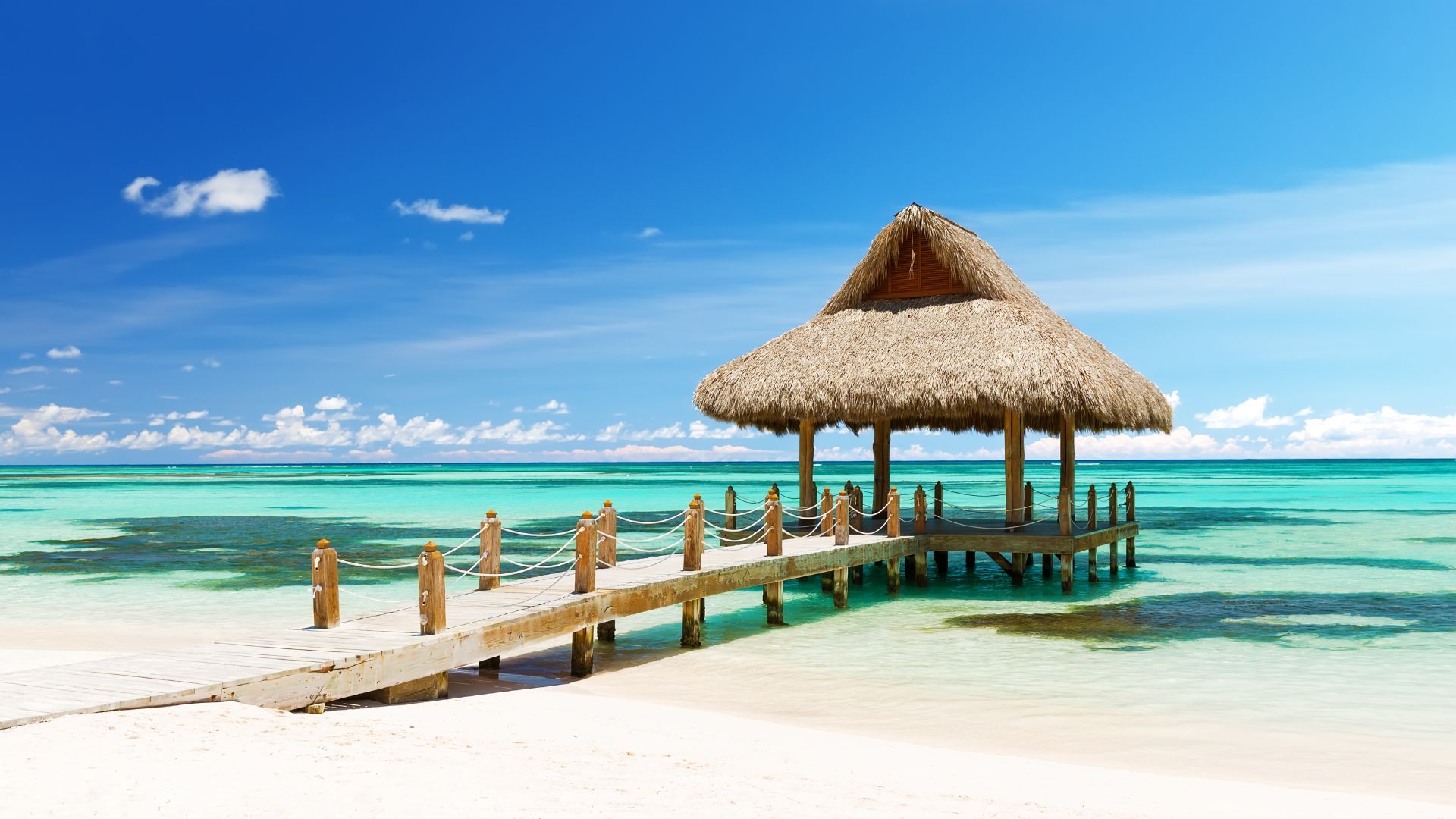 Mirador en el mar en playa de Punta Cana